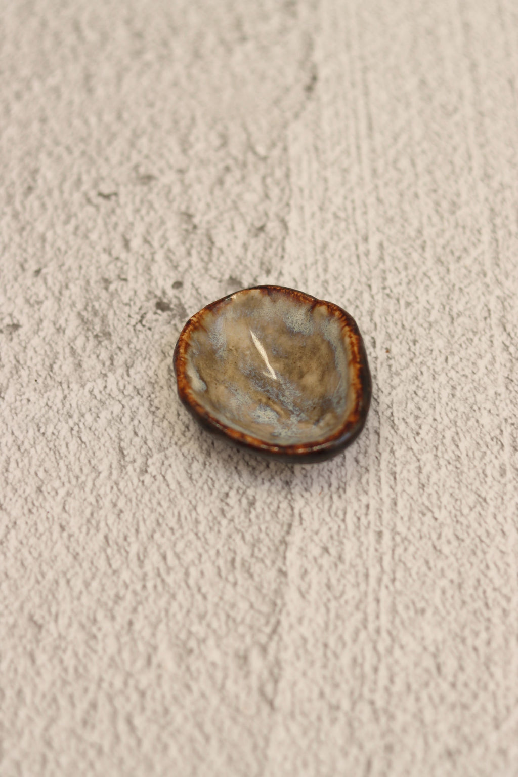 136. Shell Ring Dish Brown-opal