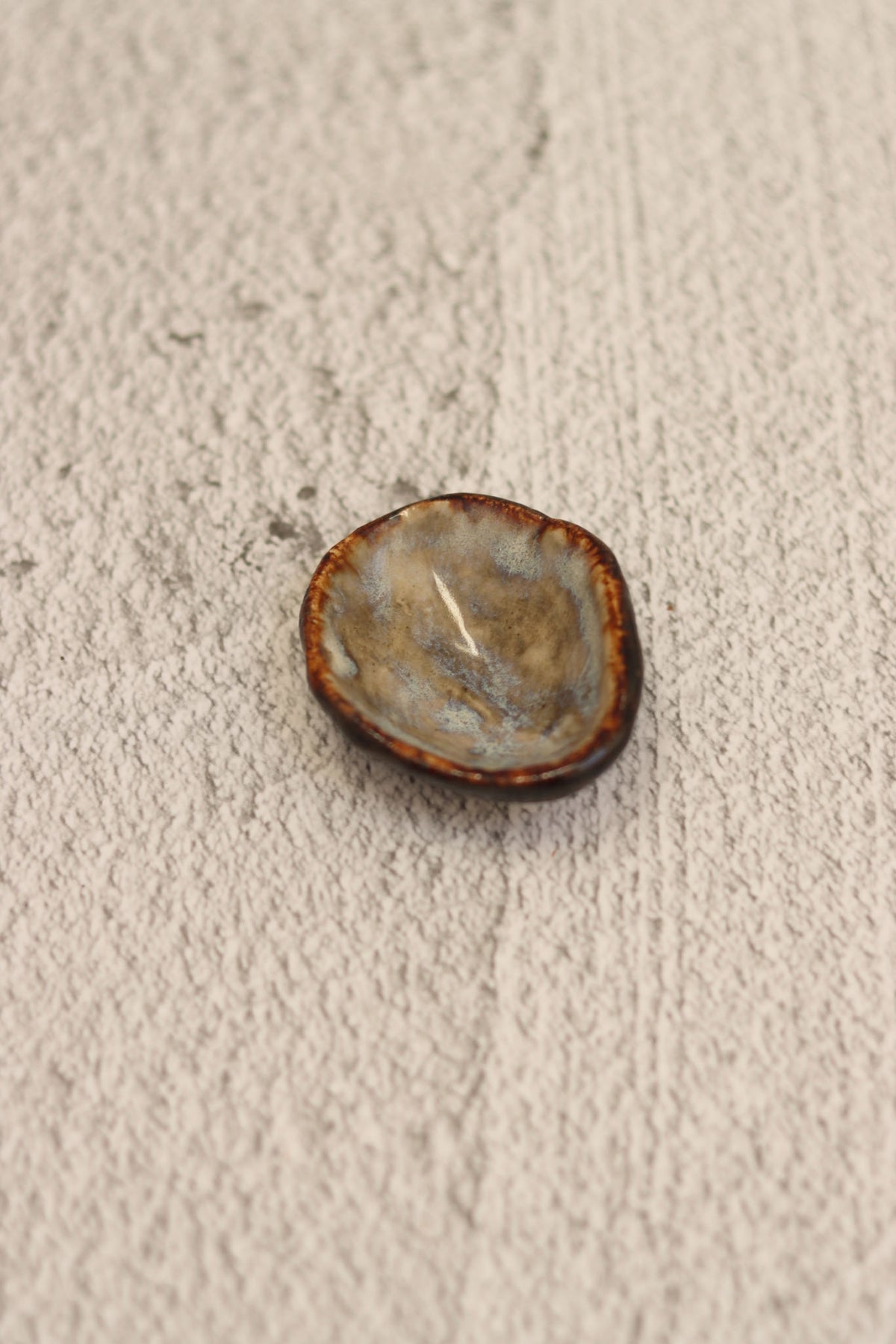 136. Shell Ring Dish Brown-opal