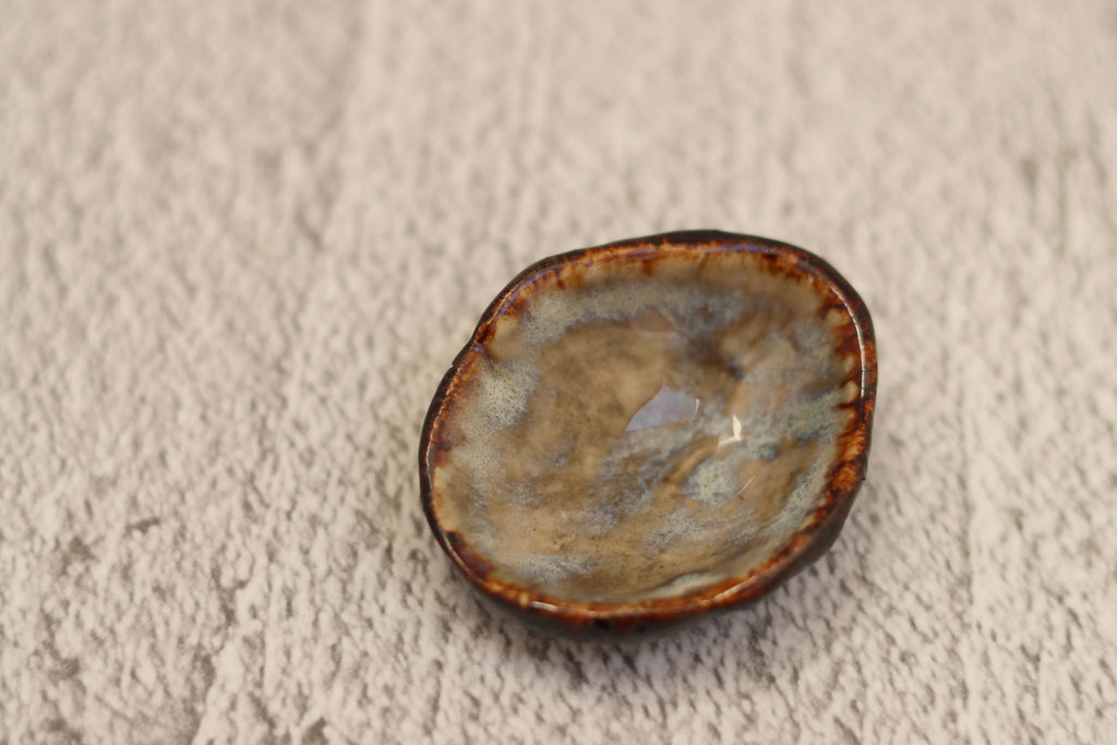 136. Shell Ring Dish Brown-opal