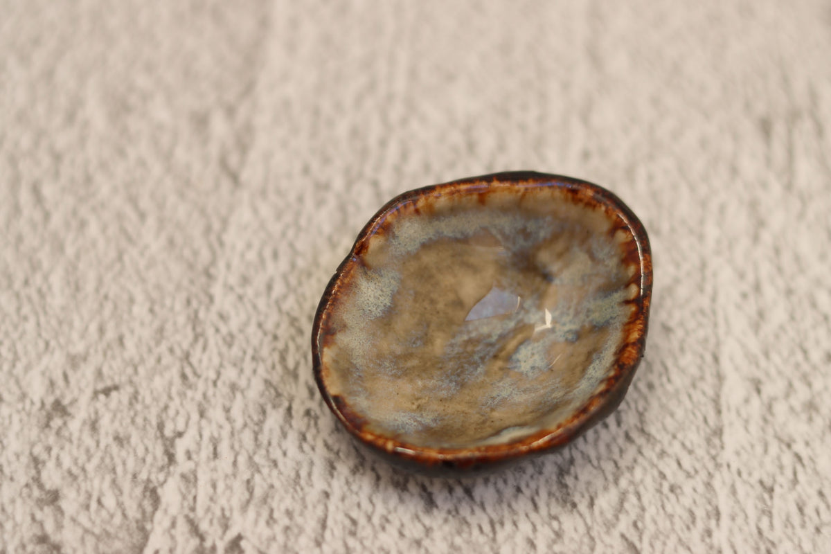 136. Shell Ring Dish Brown-opal