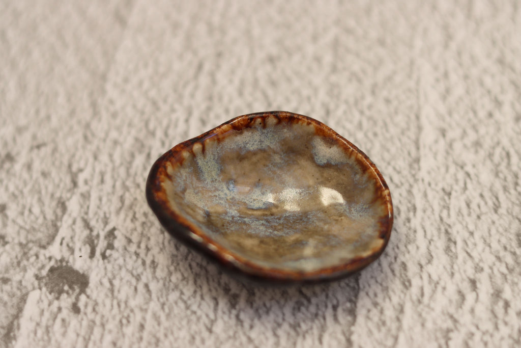 136. Shell Ring Dish Brown-opal
