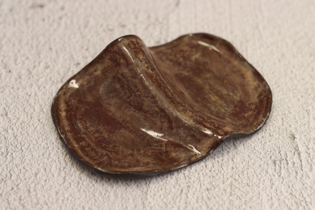 102. Centre Fold Dish Black-brown