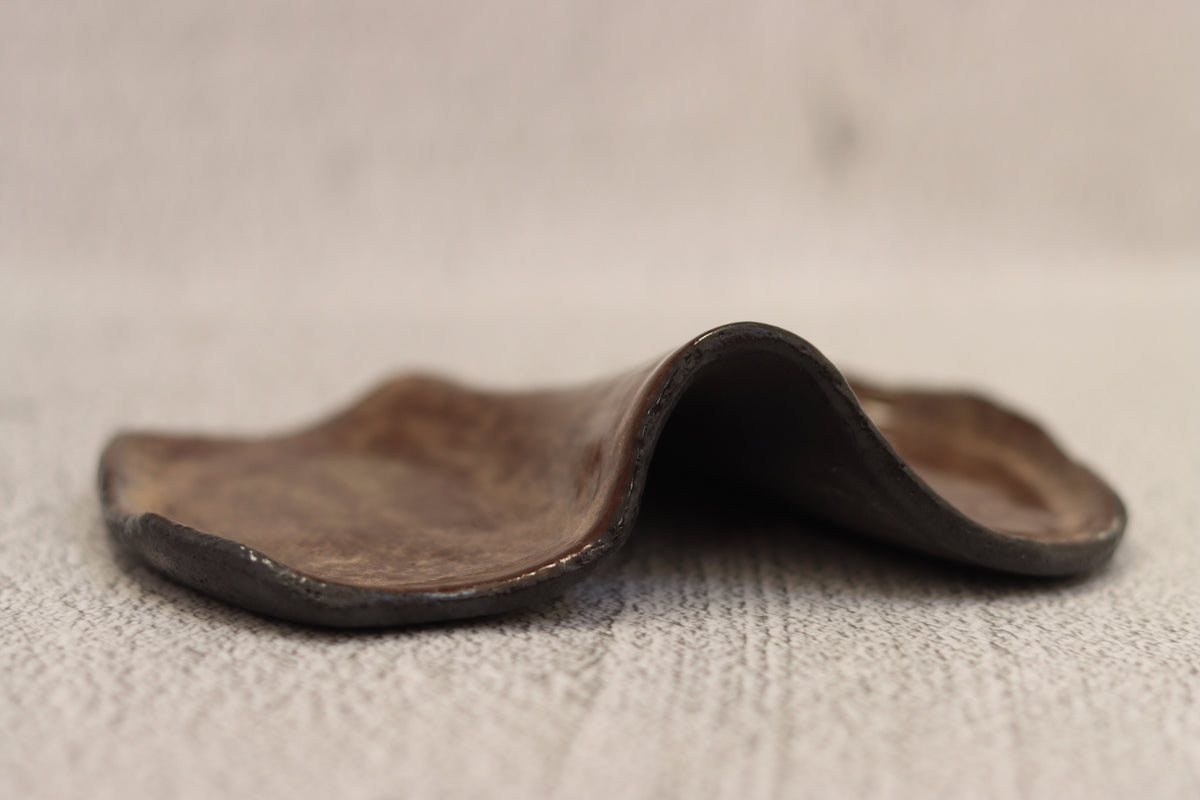 102. Centre Fold Dish Black-brown