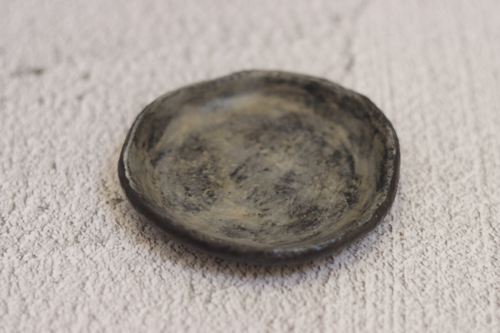 47. Small Circle Dish Black Cloud