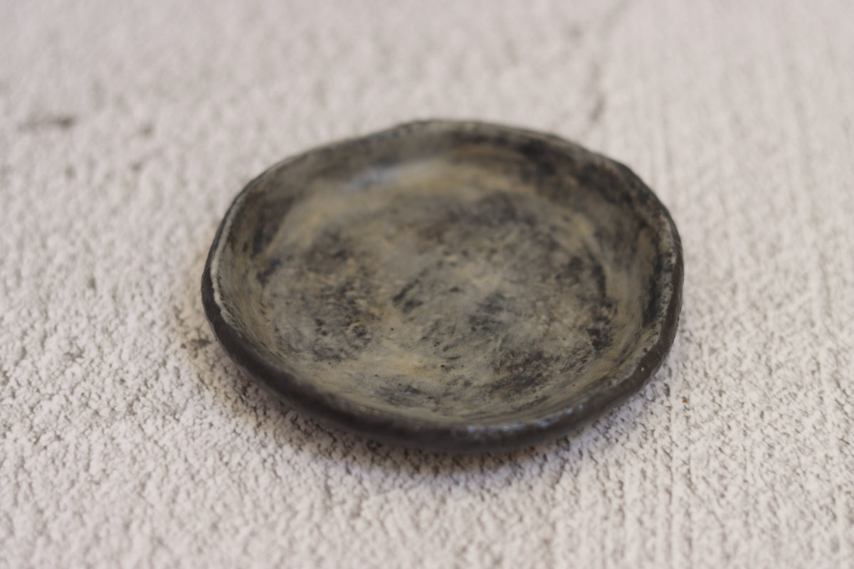 47. Small Circle Dish Black Cloud