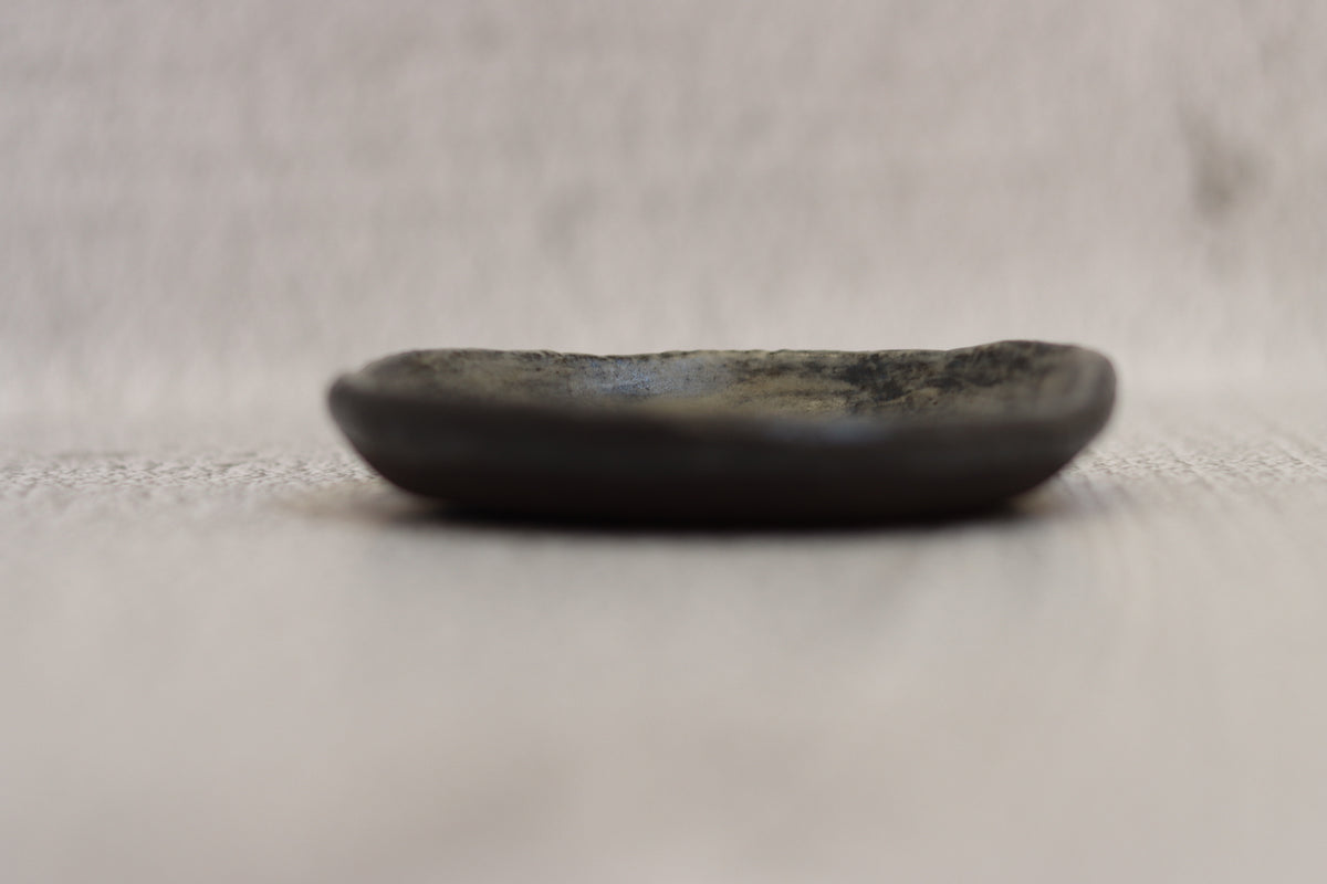 47. Small Circle Dish Black Cloud