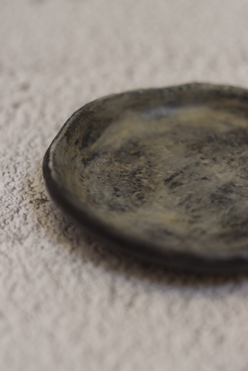 47. Small Circle Dish Black Cloud