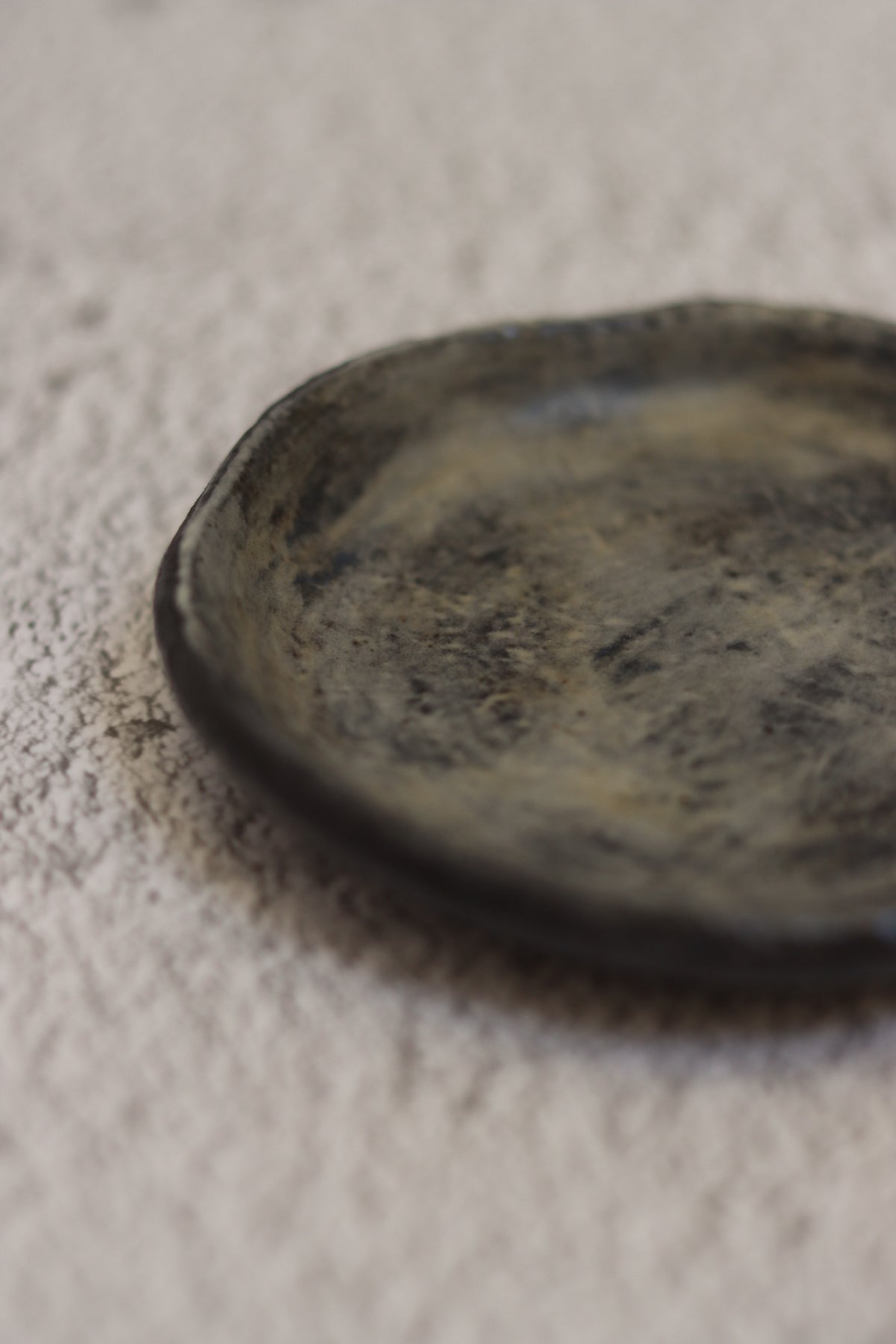 47. Small Circle Dish Black Cloud