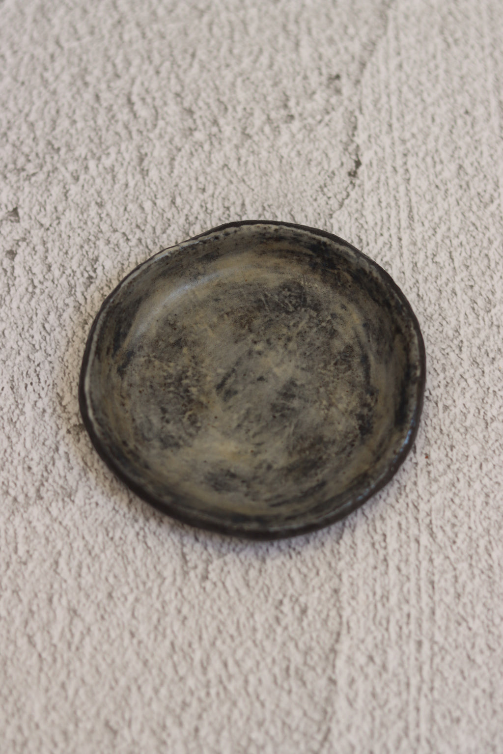 47. Small Circle Dish Black Cloud