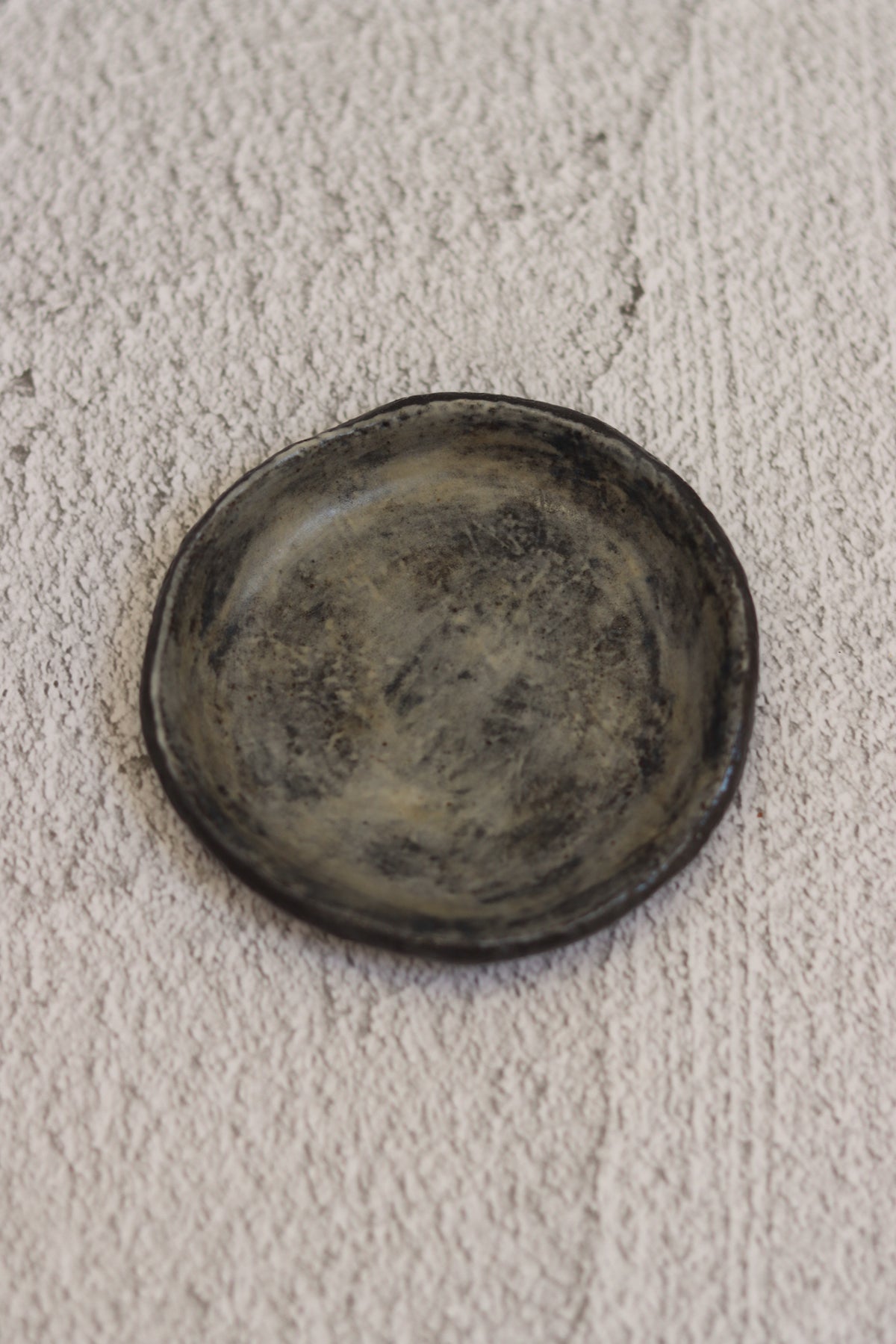 47. Small Circle Dish Black Cloud